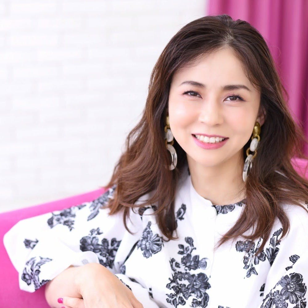 カメラ目線で微笑む女性