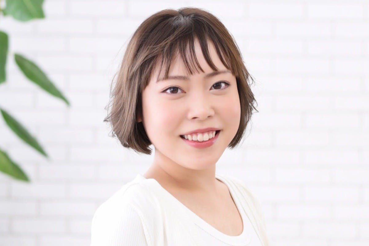 笑顔でカメラ目線の女性