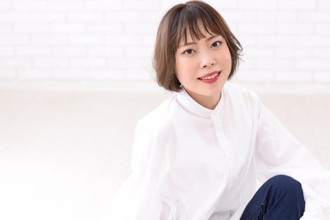 笑顔で話す女性