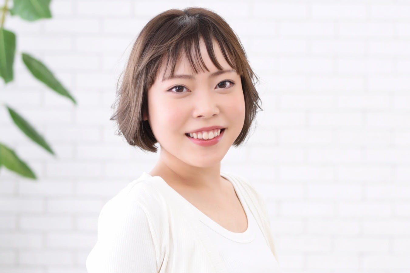 笑顔でカメラ目線の女性