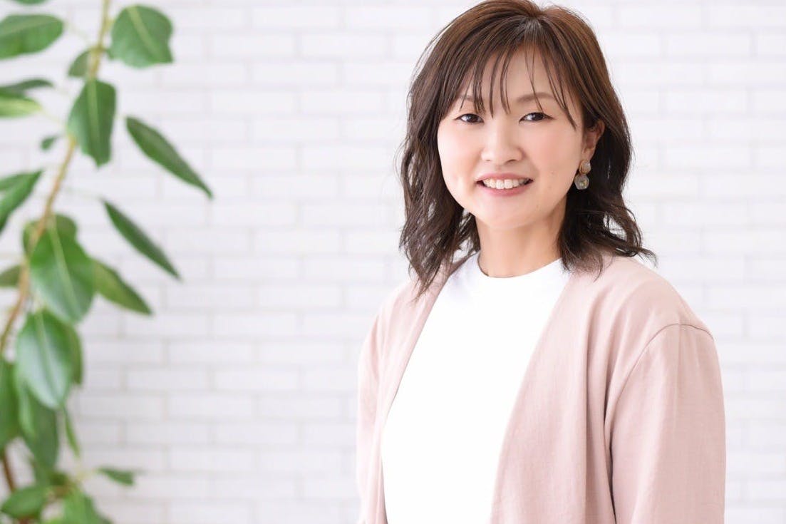 笑顔でカメラ目線の女性