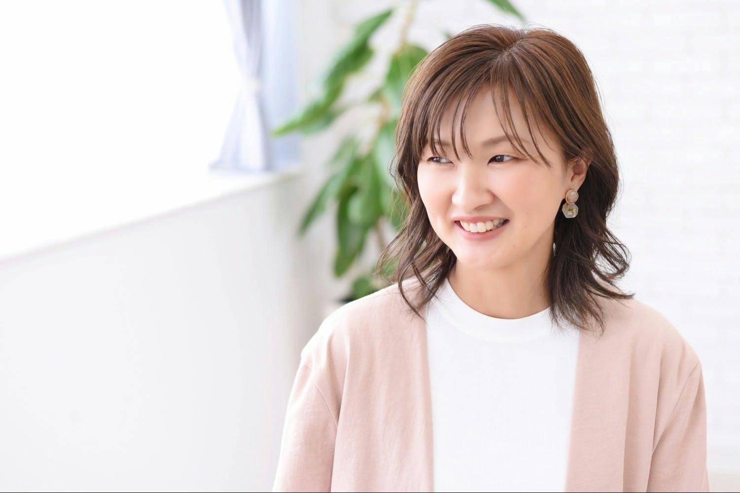 笑顔で話す女性