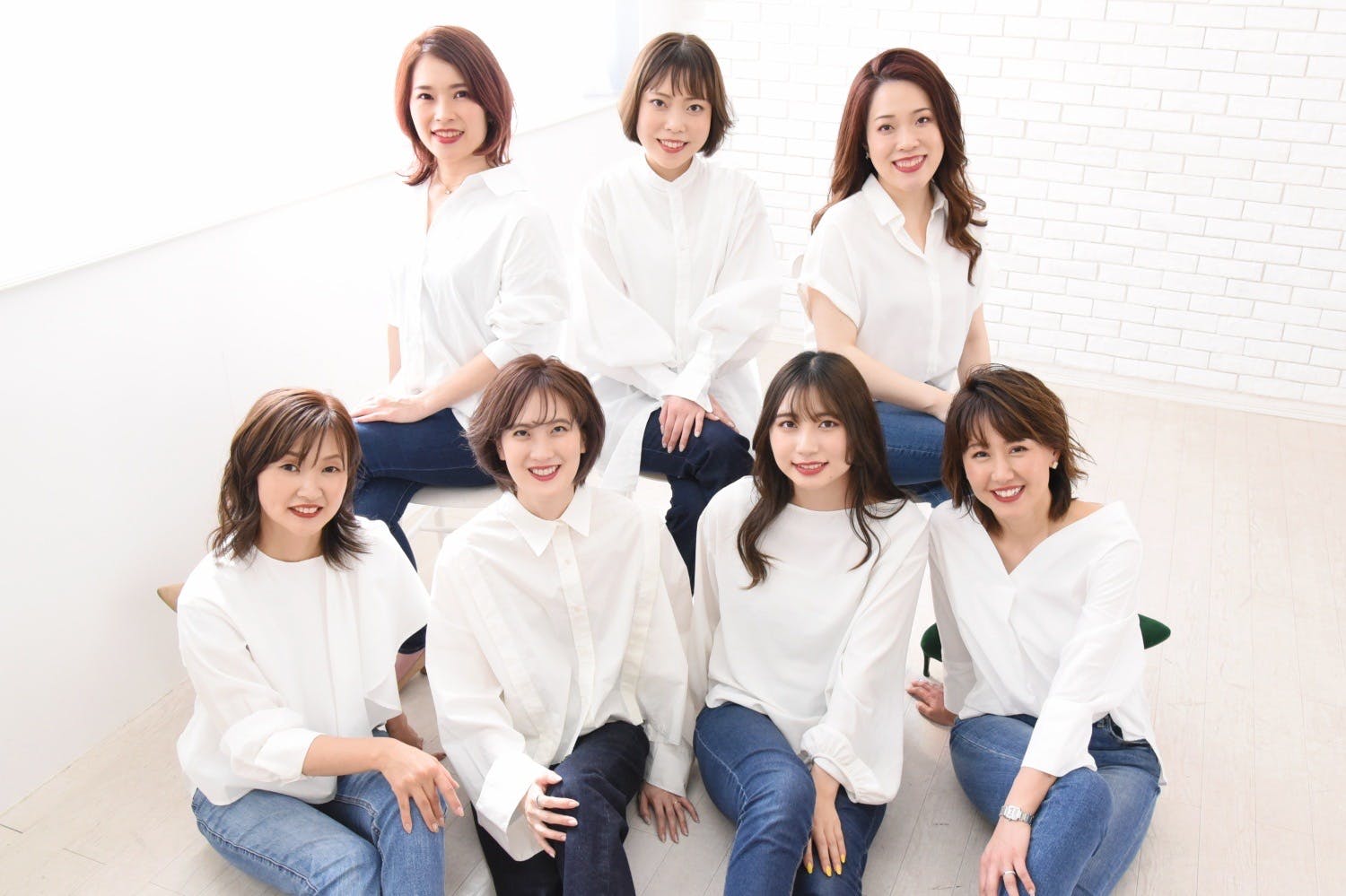 笑顔で並ぶ女性8人