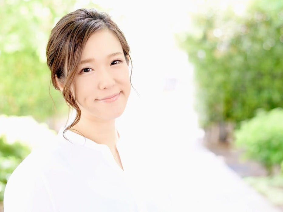 カメラ目線でほほ笑む女性