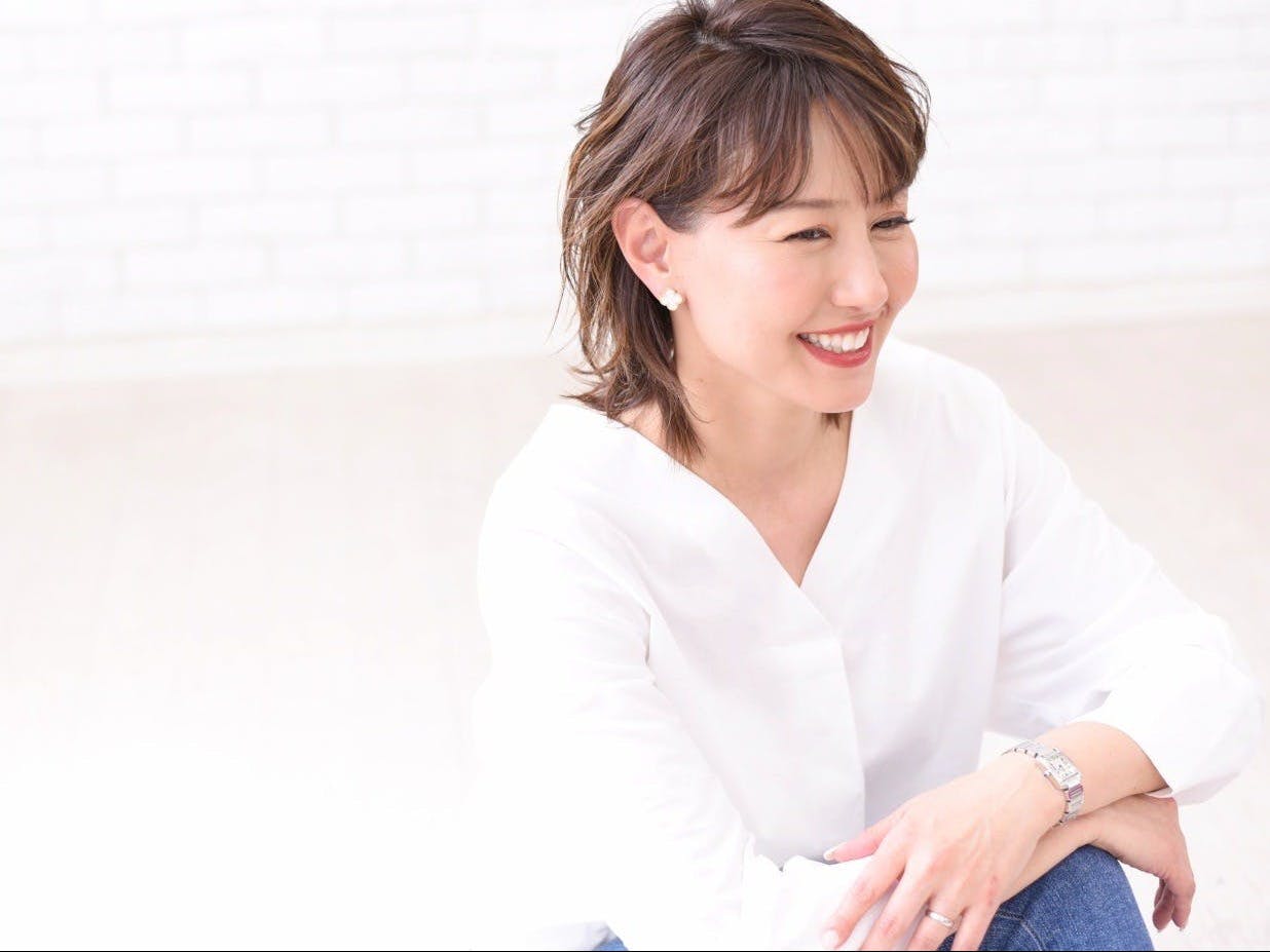 笑顔でカメラ目線の女性