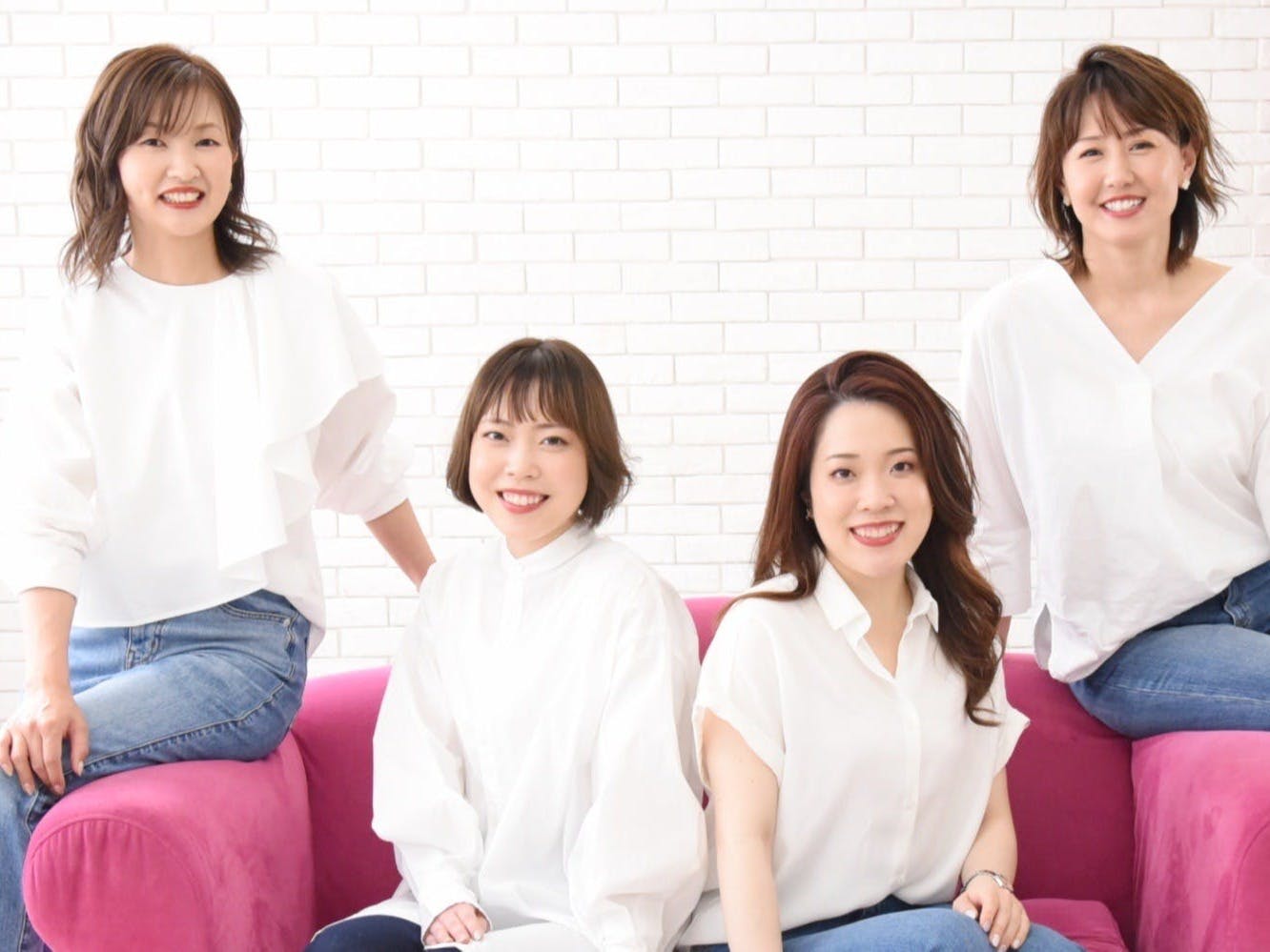 笑顔で並ぶ4人の女性