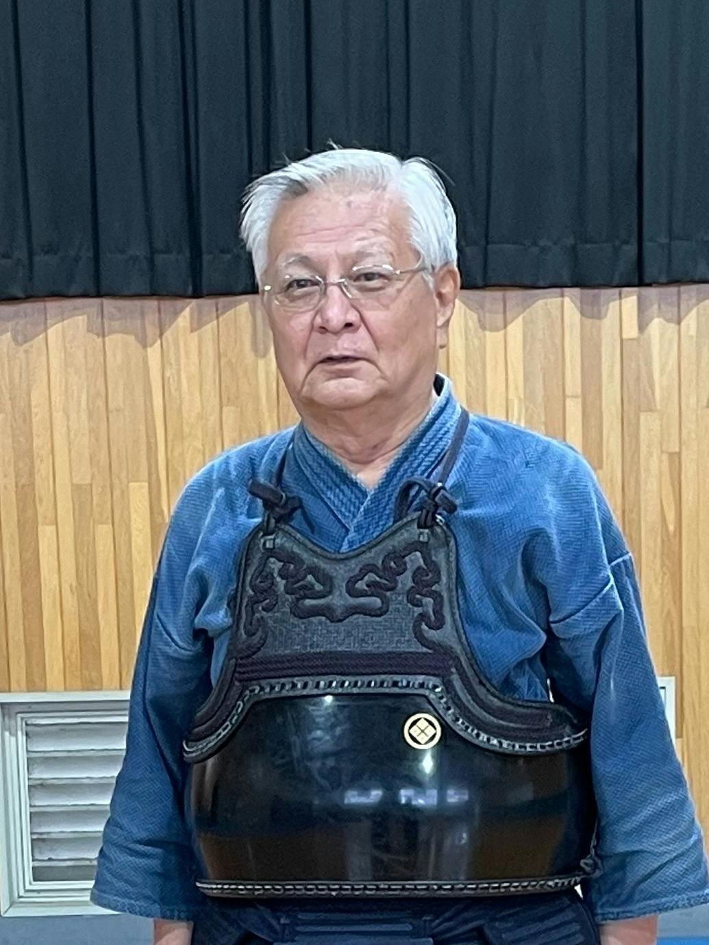 笑顔で正面を向く男性