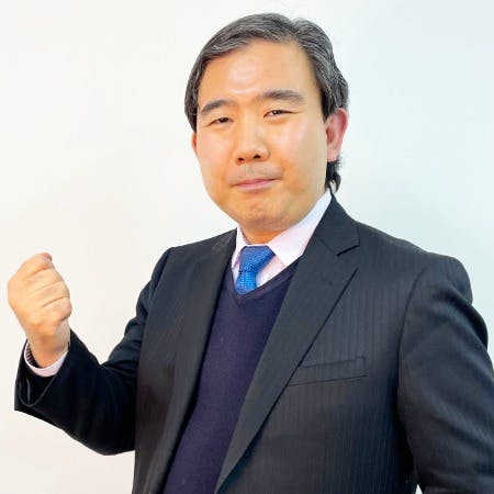 ガッツポーズをする弁護士