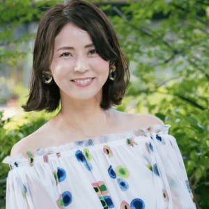 笑顔で話をする女性