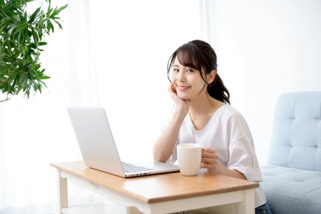 自宅で生成AIを学ぶ女性のリラックスした学習風景