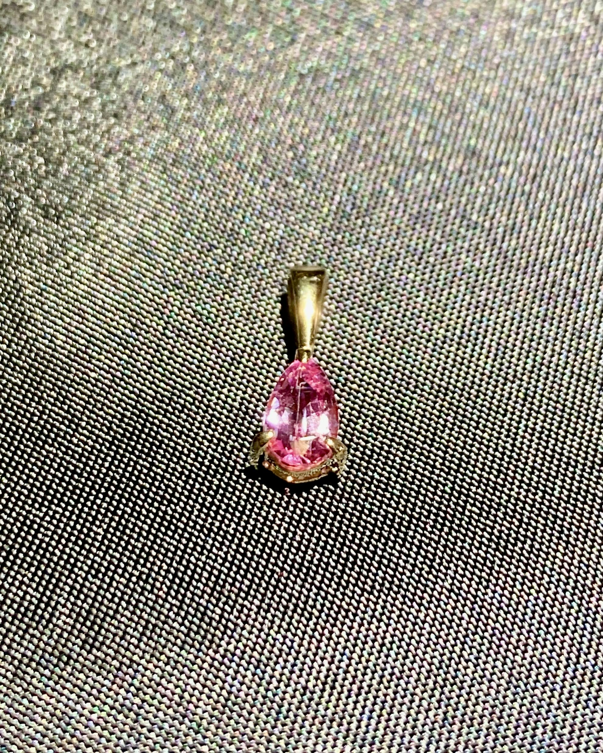 ピンクサファイア　ペンダントトップ　天然コランダム　サファイア　ネックレス