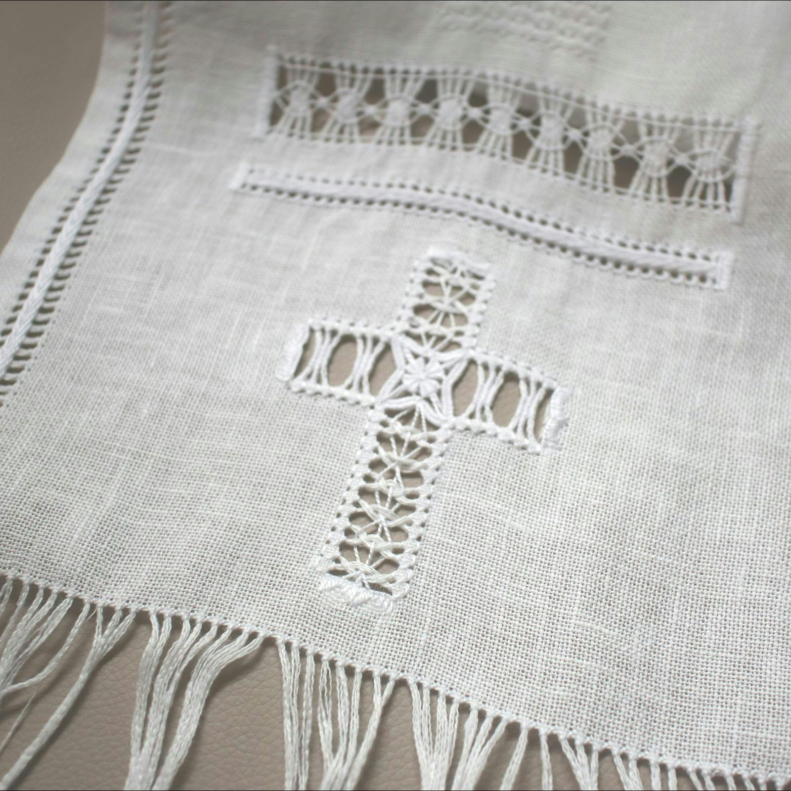 白糸刺繍とは。魅力的なドロンワークアレンジ