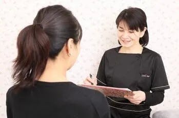 施術で使用する最新の脱毛マシン