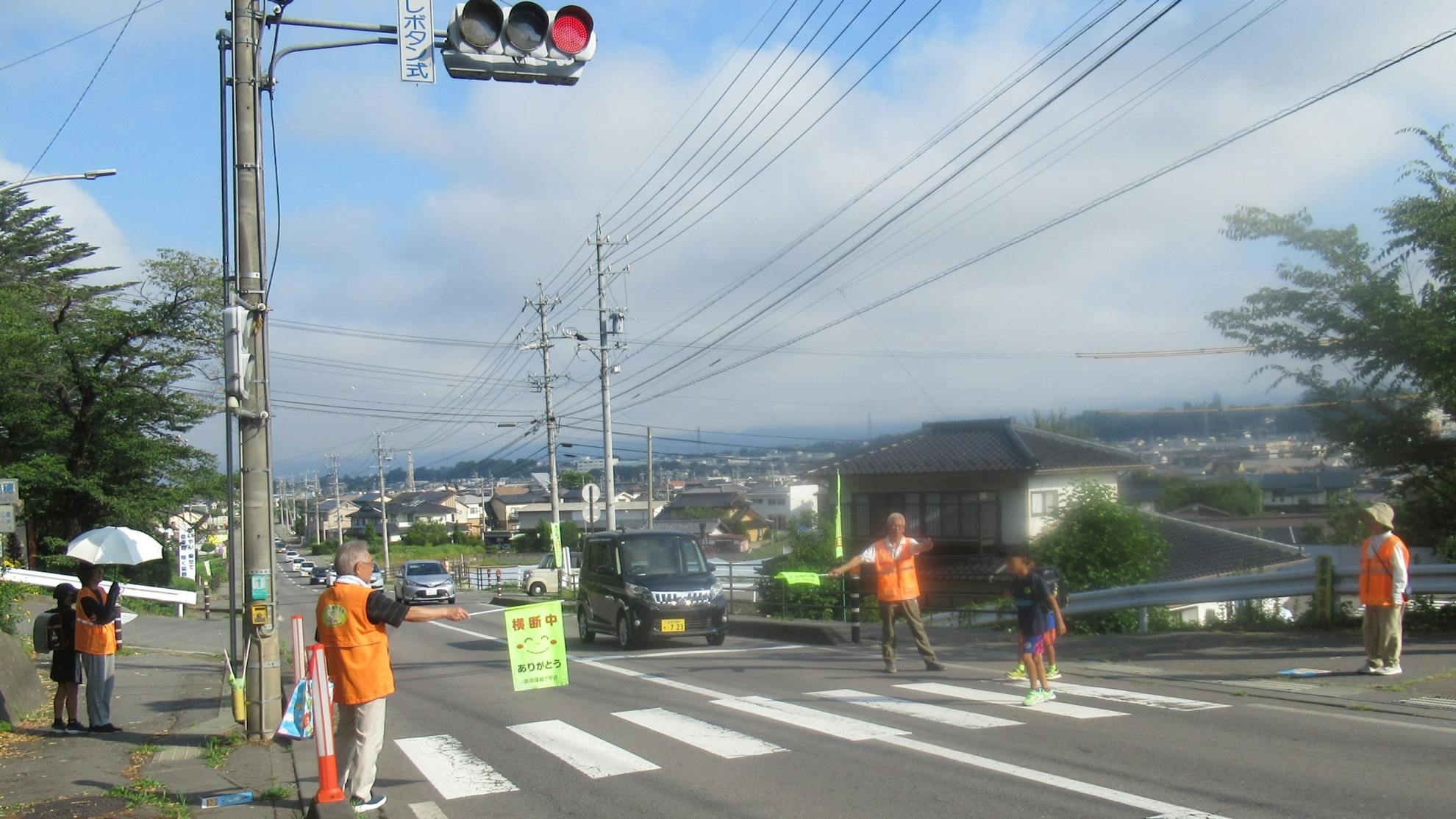 通学時の横断歩道での安全活動の様子