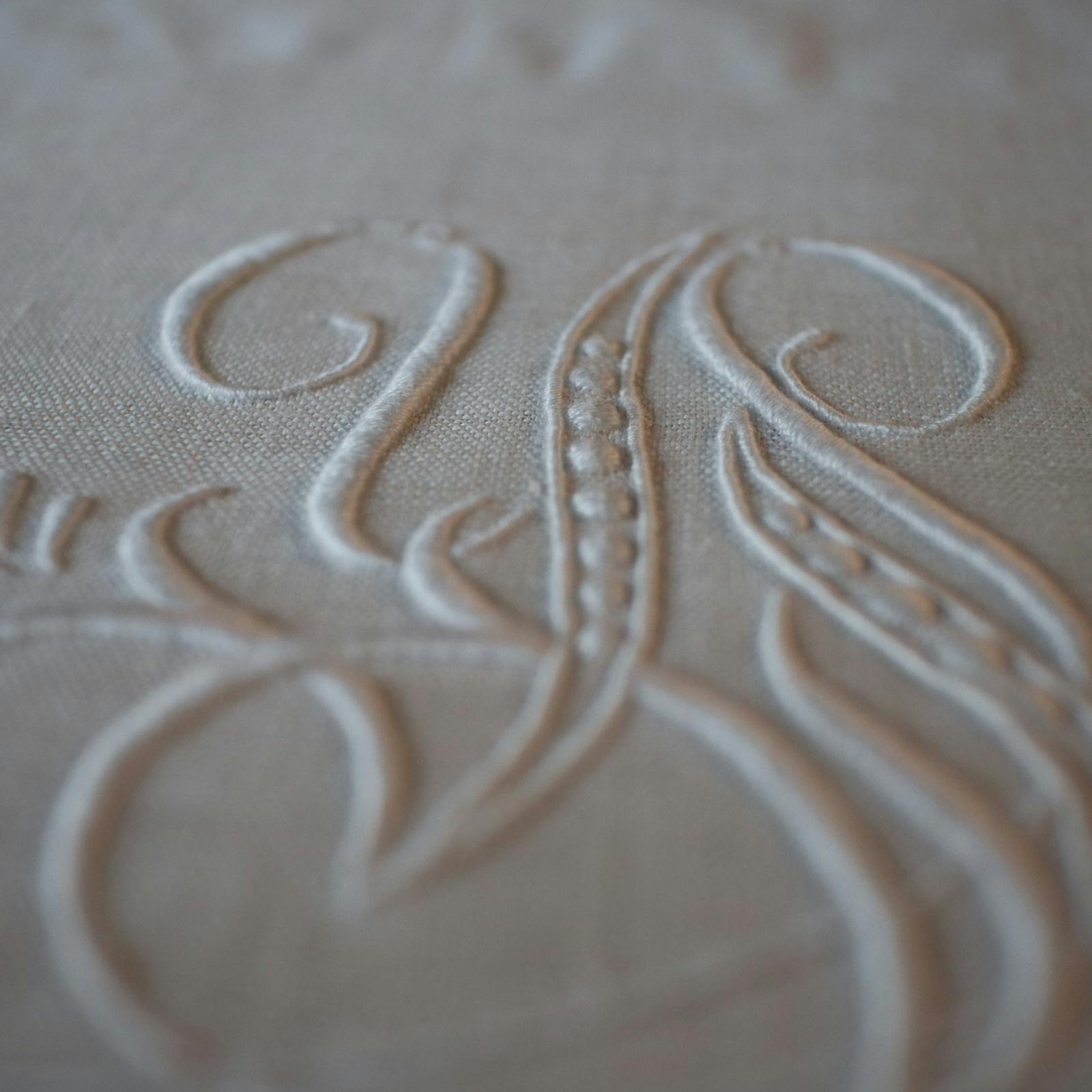 白糸刺繍モノグラム刺繍