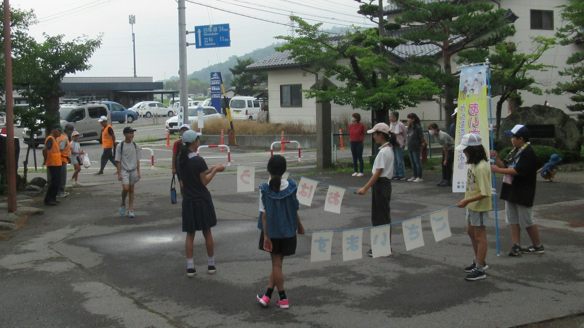 塩川小学校でのあいさつ運動の様子