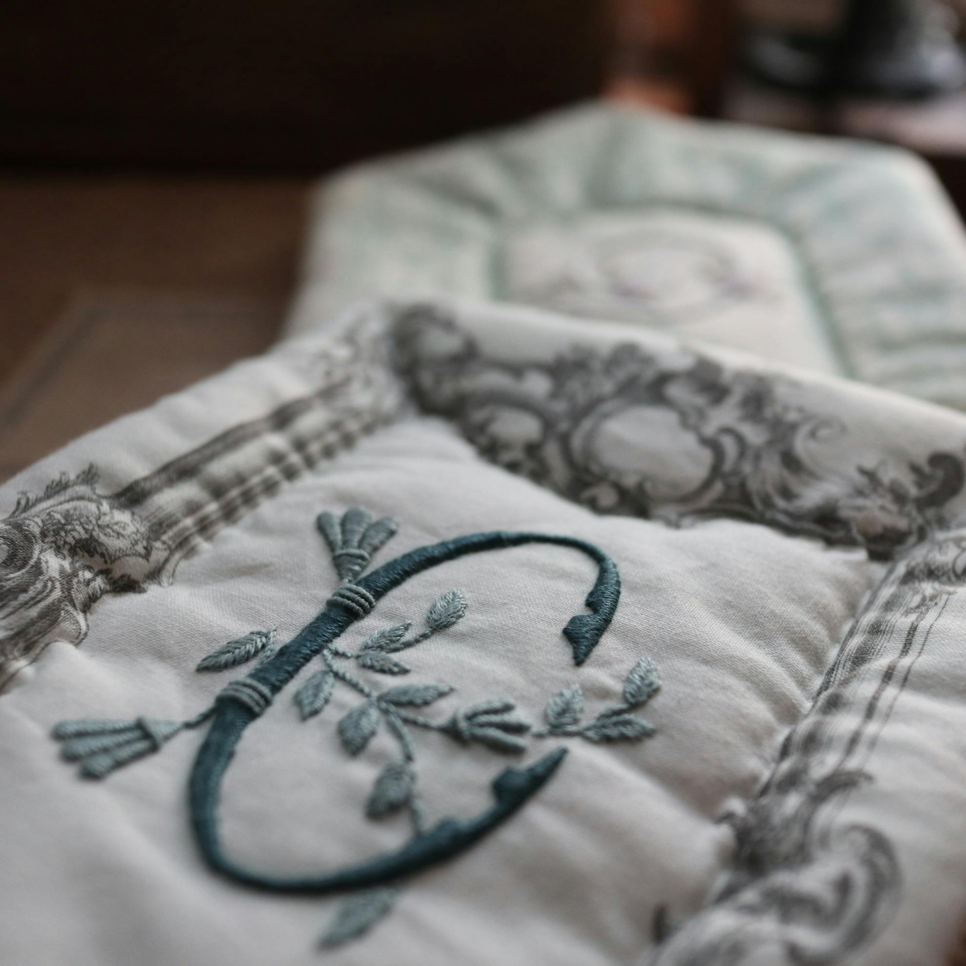 モノグラム刺繍を学ぶなら刺繍ルーム。艶々のサテンステッチが習得できます
