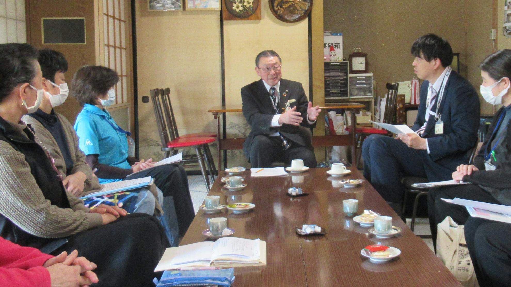 上田市長がサロン塩川へ視察に来ている様子