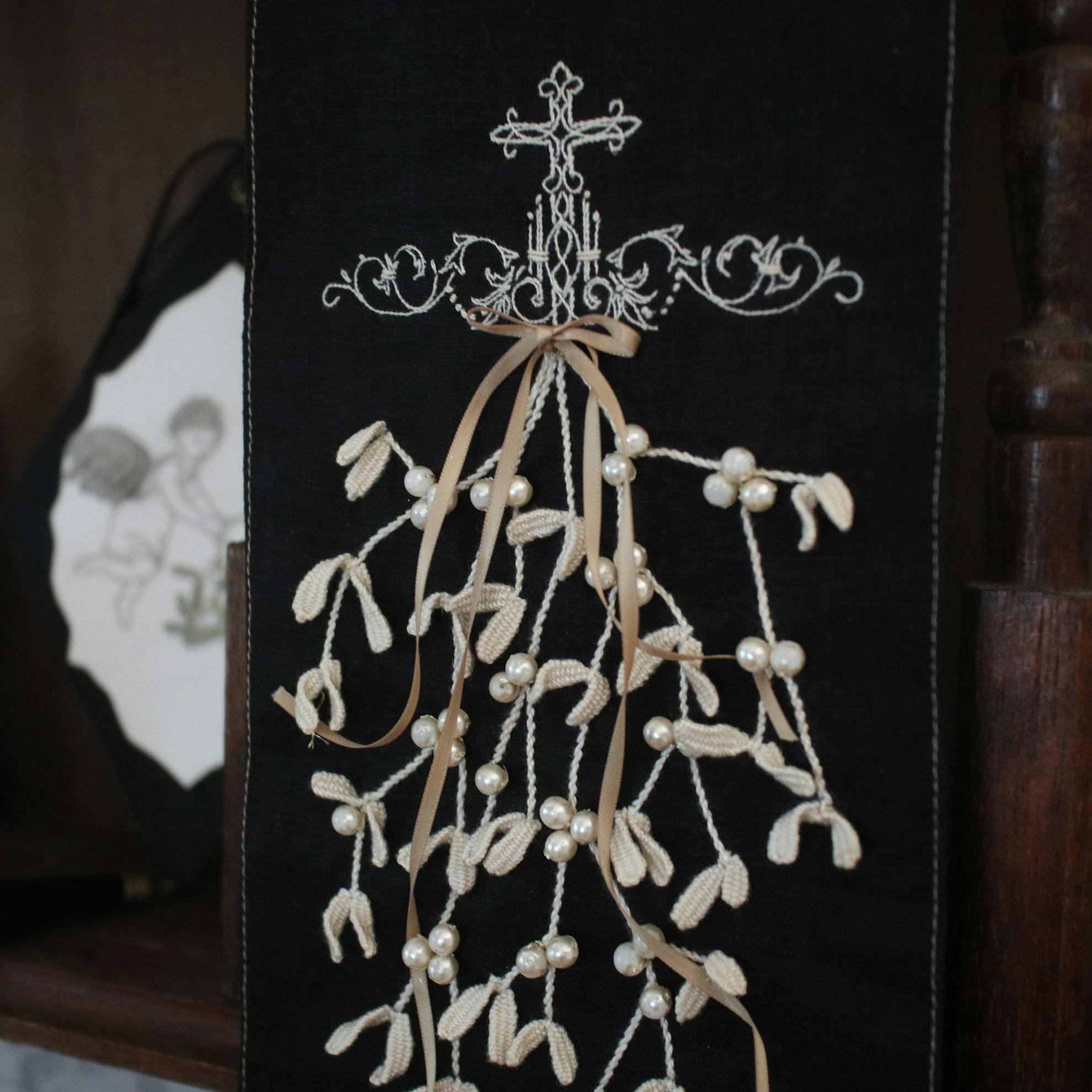 刺繍ルームの刺繍ルームの冬を彩るロングセラーレッスン、ヤドリギ刺繍のタペストリー
