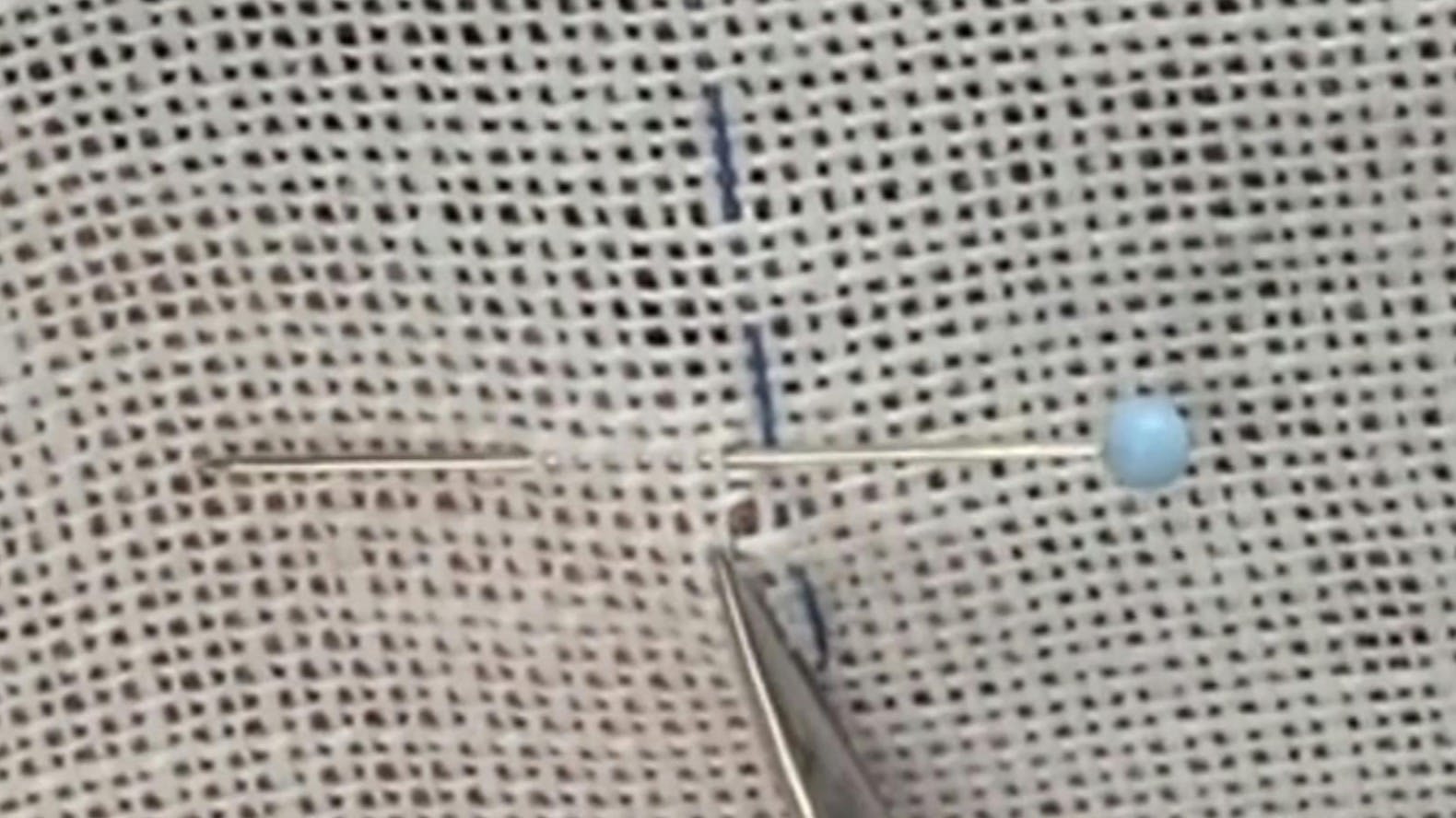 刺繍ルームのドロンワーク動画講座。糸を切って抜く、ドロンワークが動画で学べます