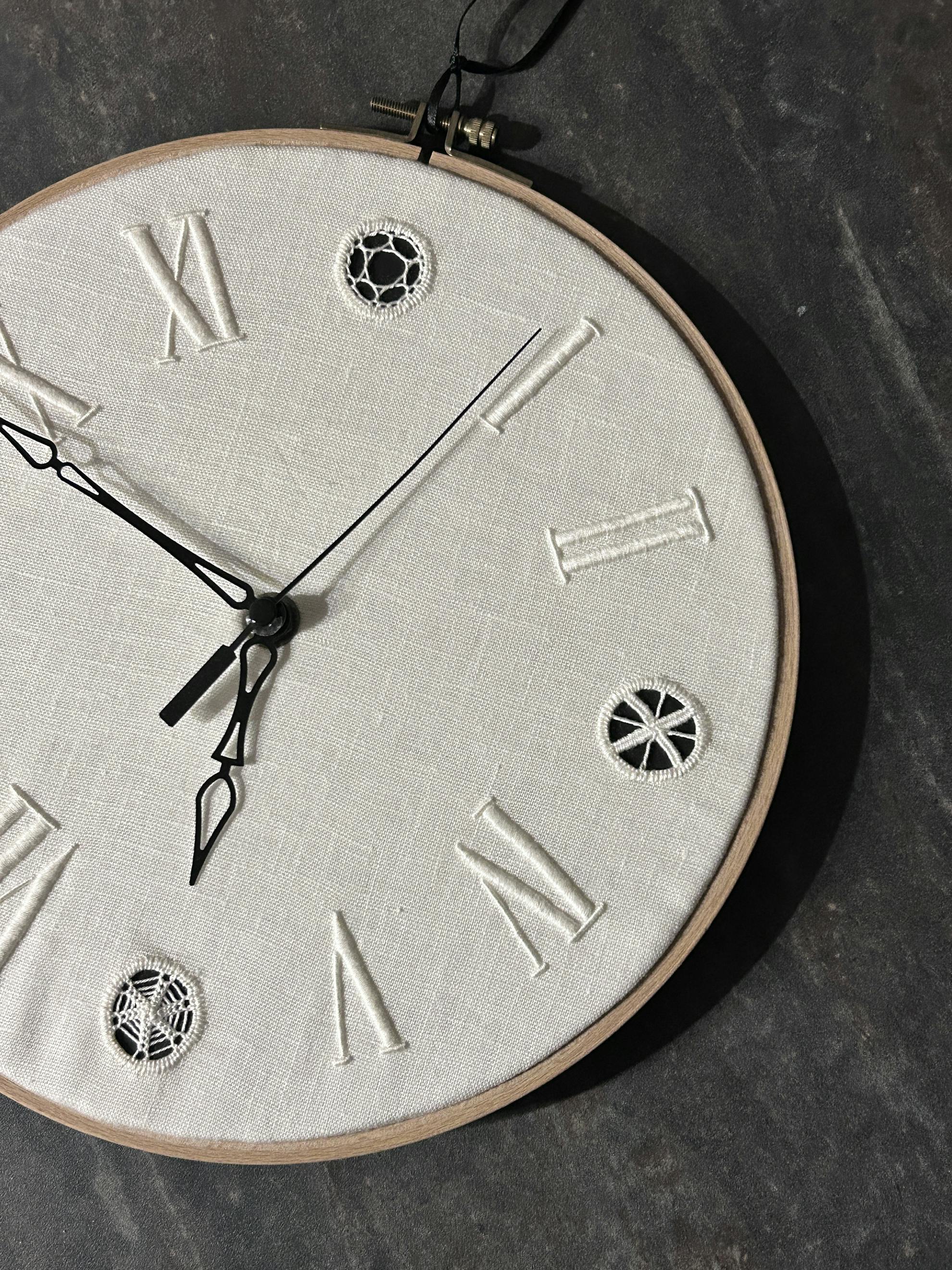 ヒーだボー刺繍とローマ数字の時計。作り方は「アルファベットの刺繍図案帖」をご覧く