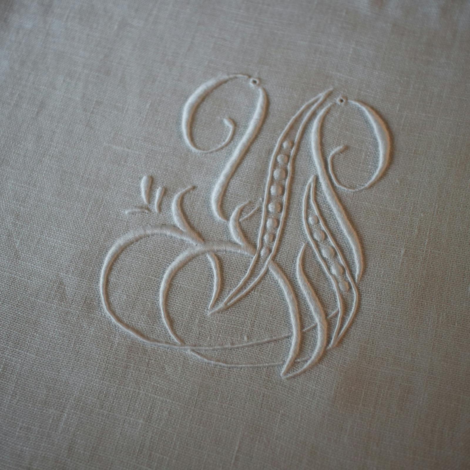 白糸刺繍で刺された美しいモノグラム刺繍