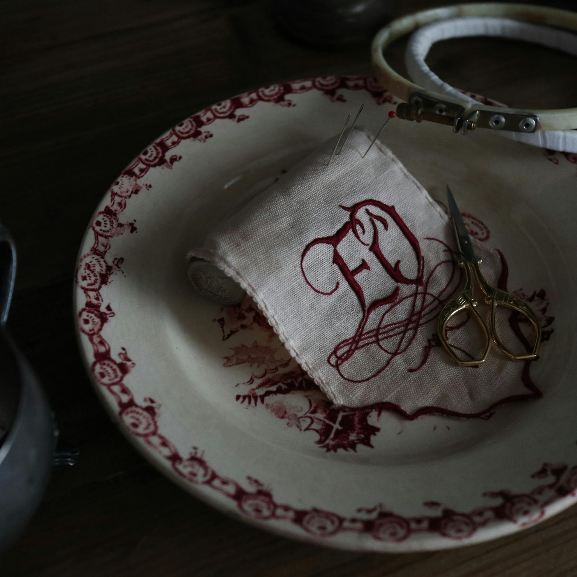 赤糸刺繍で刺された美しいモノグラム刺繍