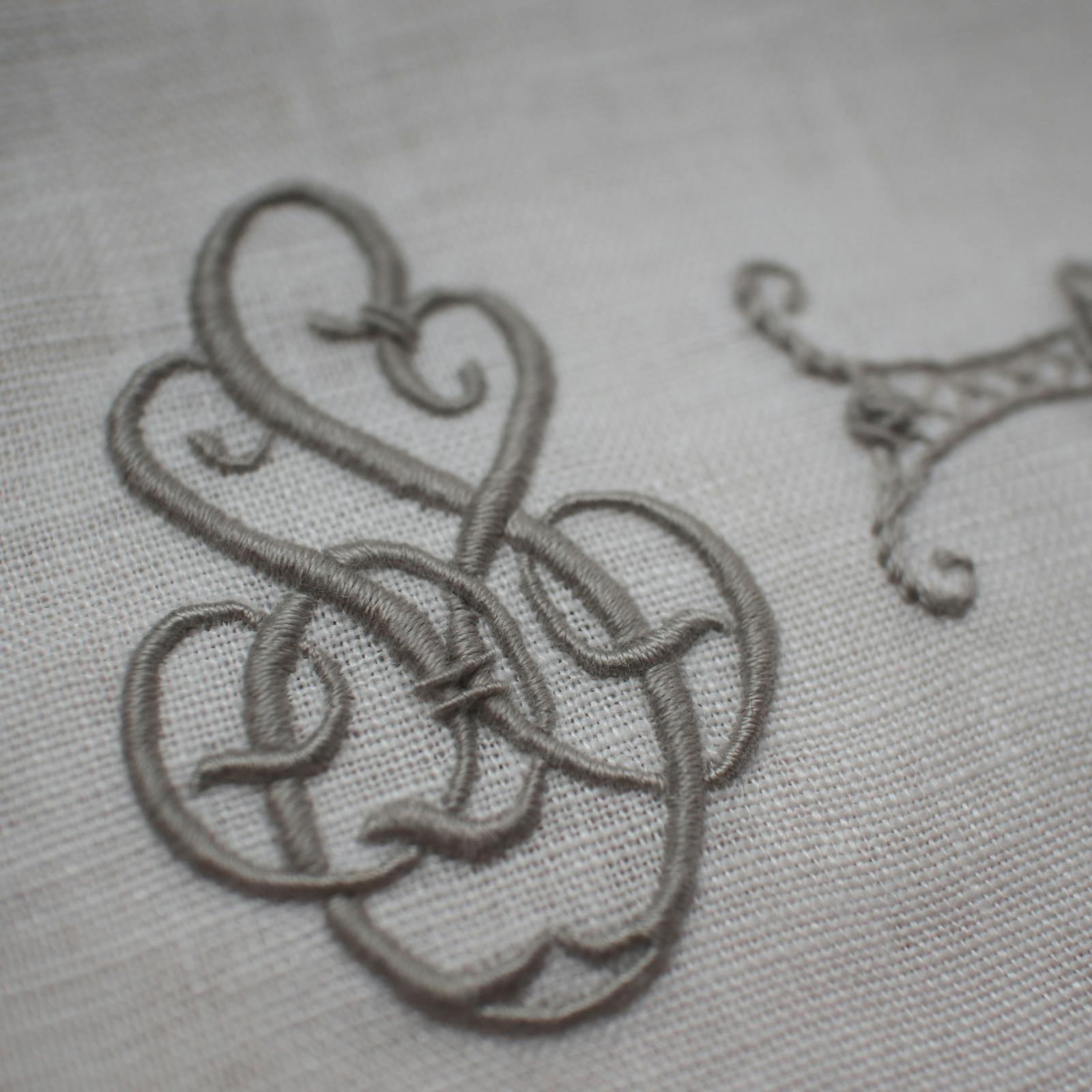 大人な刺繍がしたい人におすすめ。モノグラム刺繍