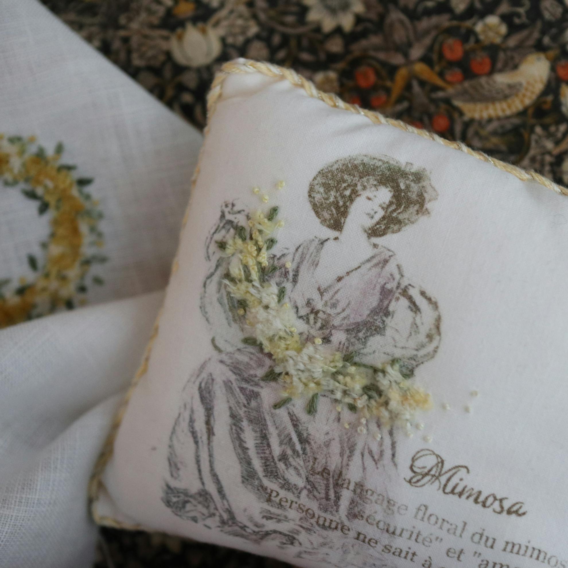 ふわふわとした春の花。ミモザを刺繍で表現