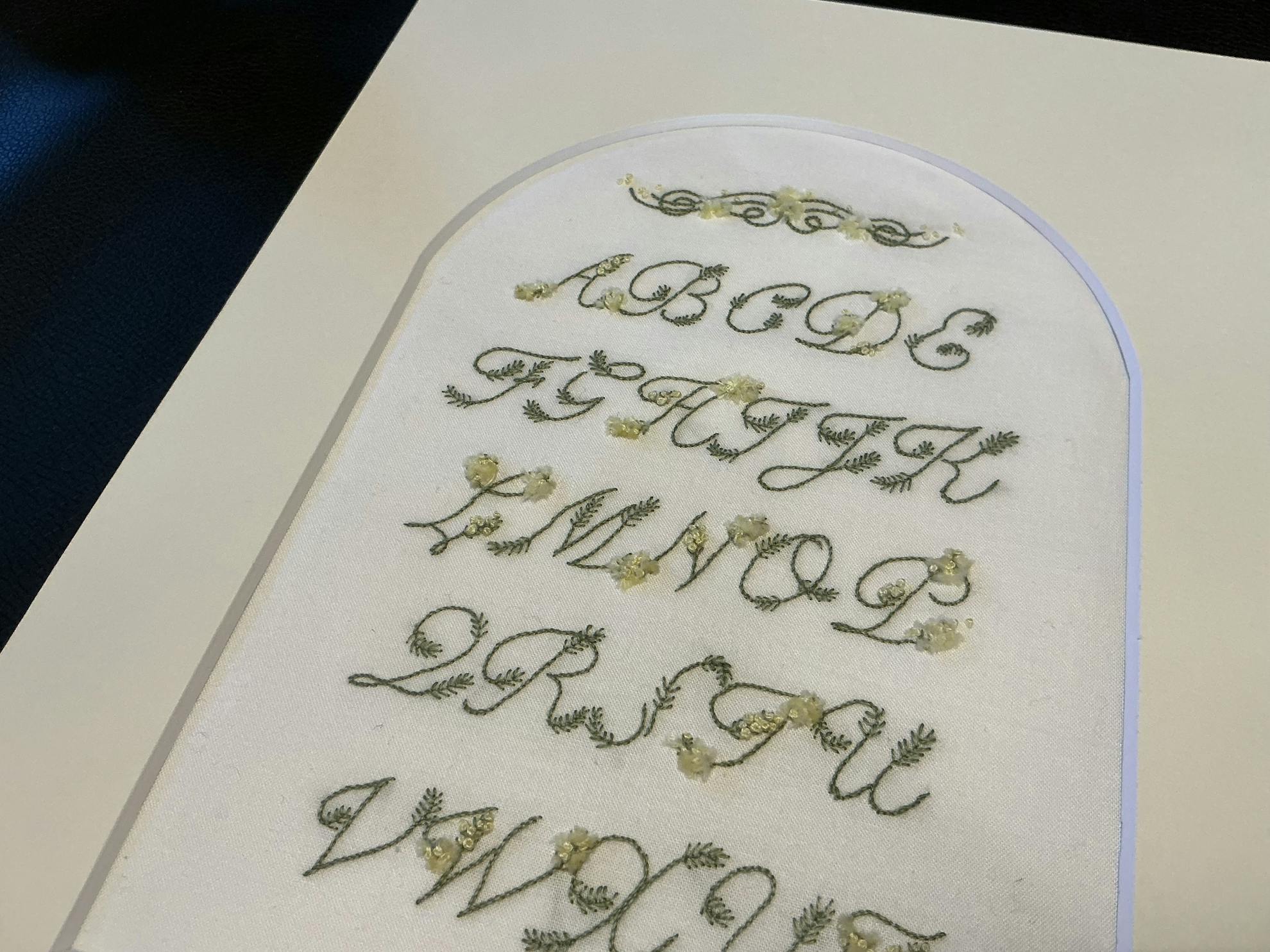 ミモザ刺繍のキット。アルファベットサンプラーはネットショップで販売中