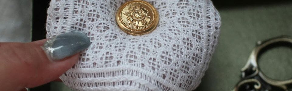 オリジナルの刺繍図案で世界観づくり｜白糸でインスピレーションを形に