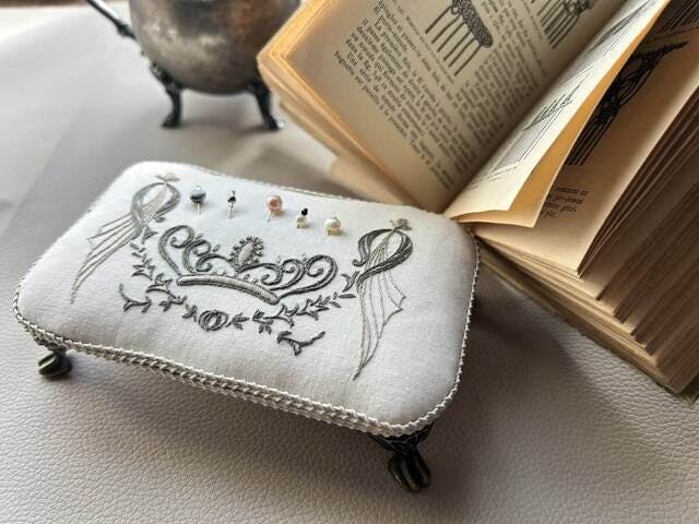 【刺繍デザイン】素材で変わる印象について｜布地と糸の組み合わせ