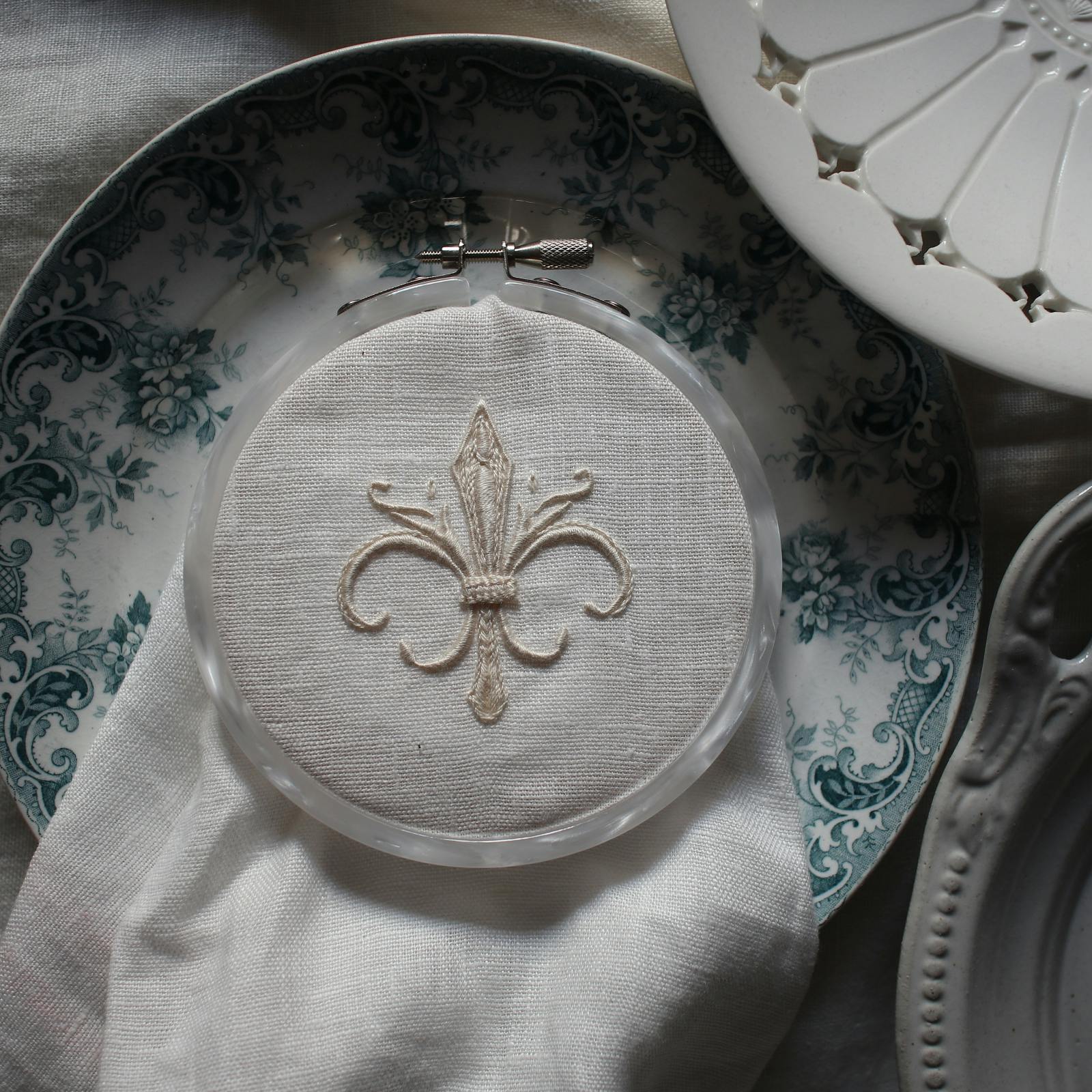 百合の紋章の刺繍は大人気なデザインです・・刺繍ルーム