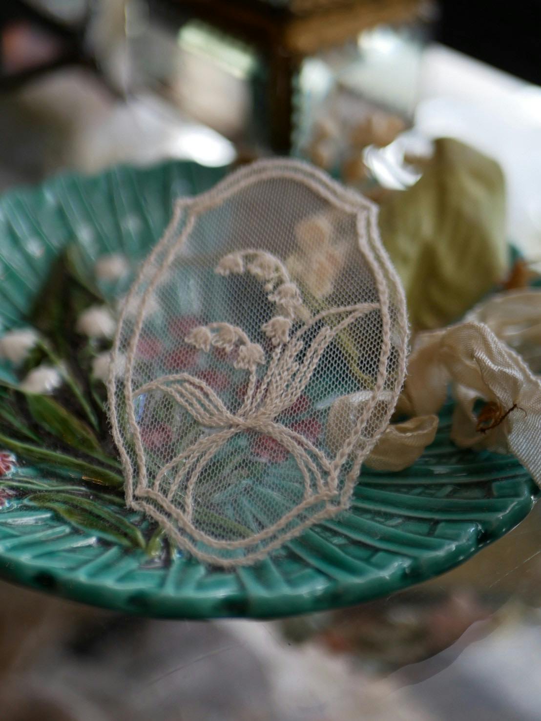 アンティークレースのようなスズランの刺繍。レッスン受講は刺繍ルームへお問い合わせ