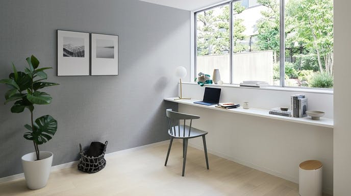 誰もいないホームオフィス、柔らかな日差し、片付いたデスク、