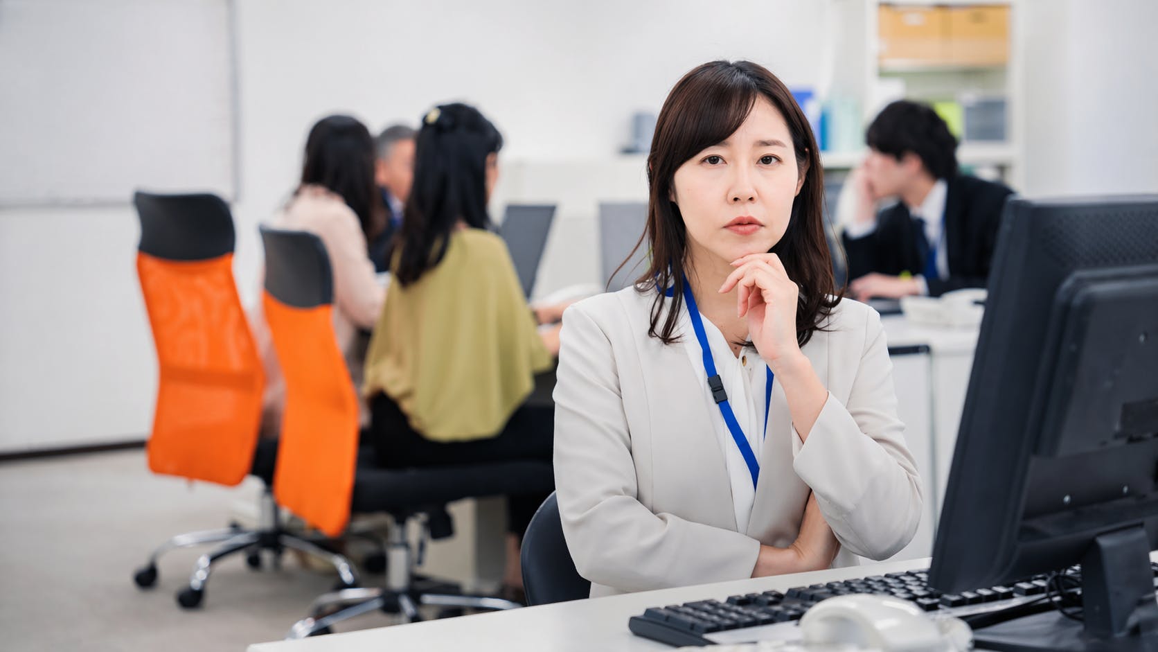 不安な顔の女性、違和感を感じている女性、