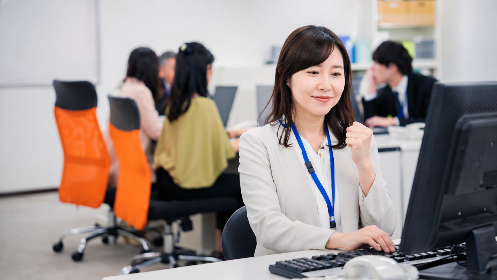 信頼できる女性、パソコン作業がうまく行って満足そうな女性、