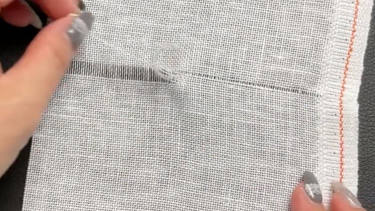 布の織り糸を切って抜いて模様を作るドロンワークを学べる刺繍ルームの動