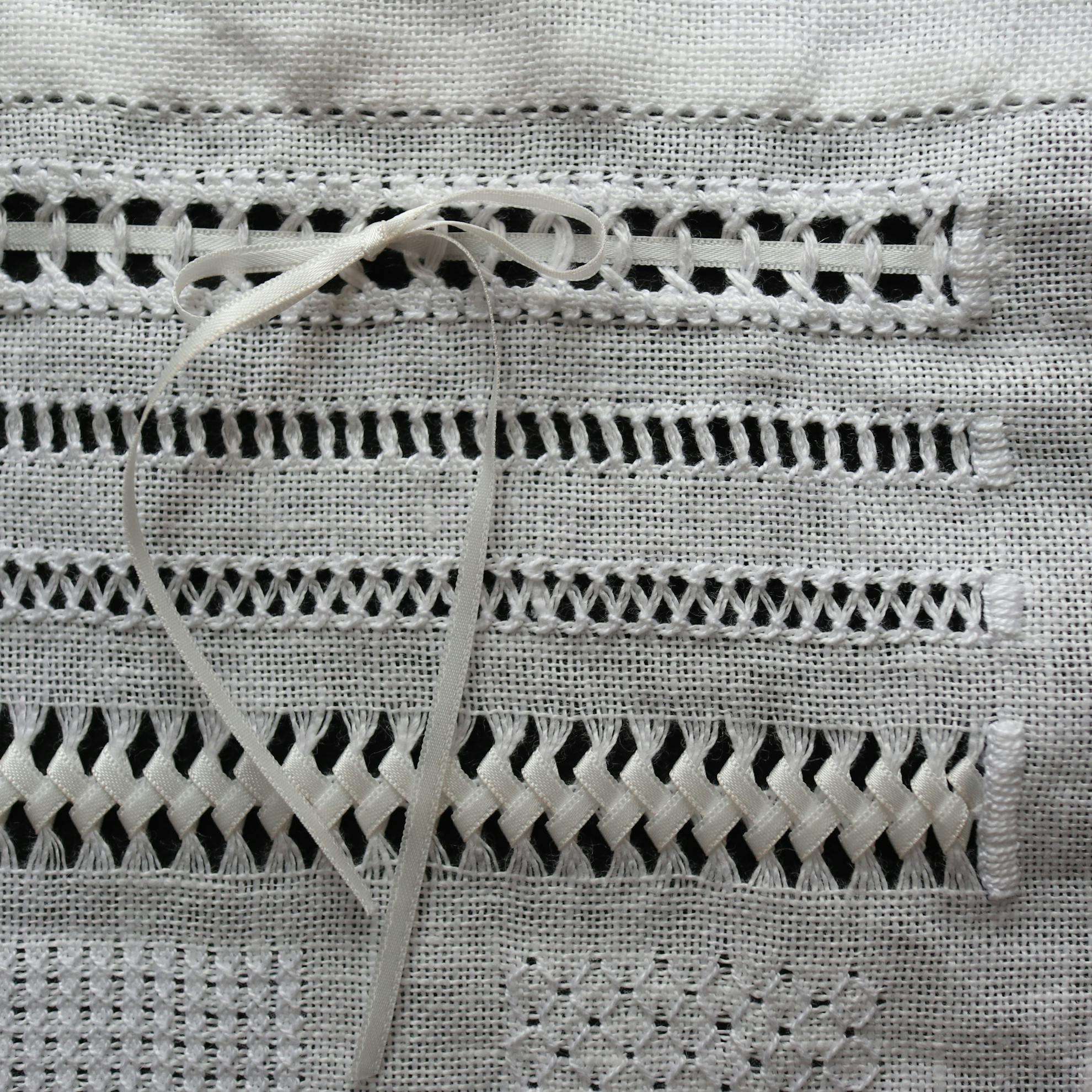 数種類のドロンワークを並べて、豪華な「ドロンワークサンプラー」を作ることができま